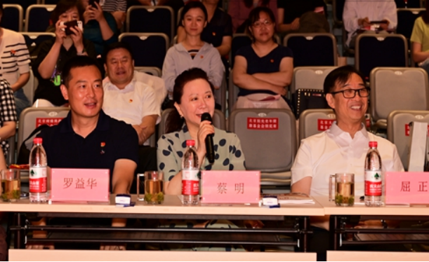 著名演员蔡明点评演讲者 著名演员蔡明点评演讲者